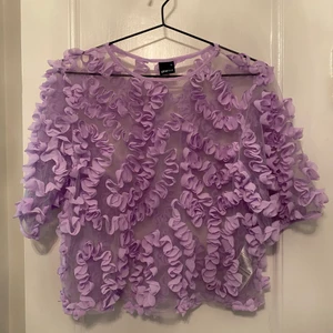Lila blus - Lila genomskinlig blus från h&m. Overzised i storleken. Jag har vanligtvis M och den passar fint. 