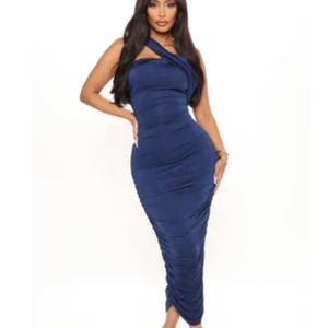 Fashionnova Navy blå midi klänning  - Midiklänning, formande , skön material , använd 1 gång , xs