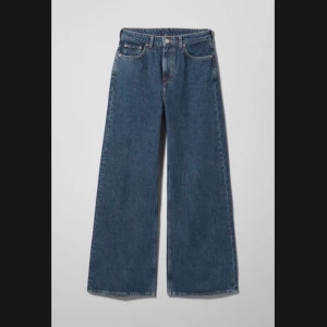 Weekday jeans - Sjukt snygga weekday jeans. De är vida och sitter så fint. Älskar de men måste tyvärr sälja de då är för små så hoppas någon annan får nytta av de. Som ni ser på sista bilden så har den lilla biten lossnat på ena sidan men lätt att sy fast. 