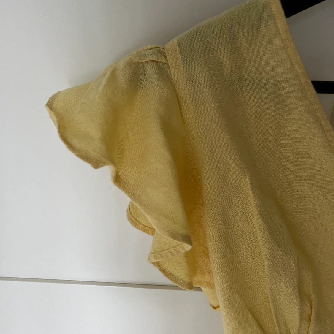 Gul topp med öppen rygg  - 91