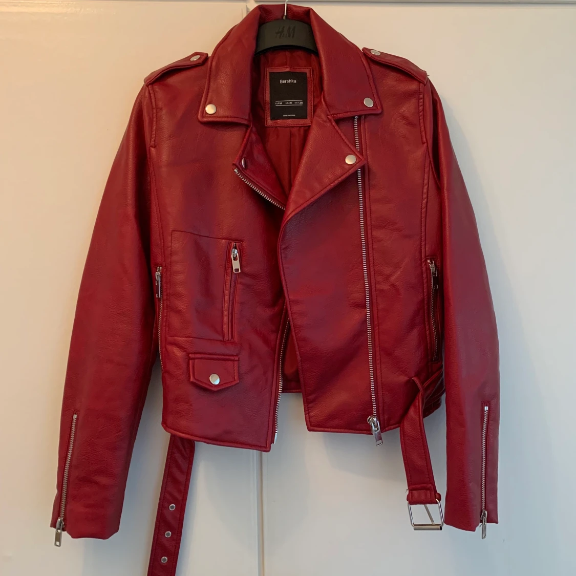 Röd jacka i fuskskinn