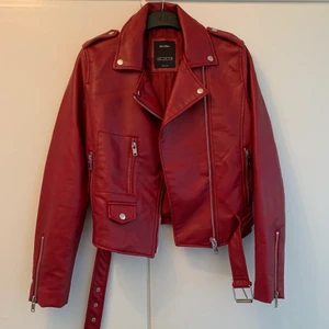 Röd jacka i fuskskinn - Säljer min supersnygga röda jacka i fuskskinn, den är i storlek M men passar S också. Den har tyvärr blivit för liten för mig och kommer därför inte till användning. Hoppas någon annan kan få glädje av den🥰
