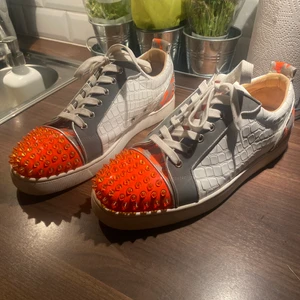 Christian Louboutin Herr - Säljer mina Louboutins, storlek 43 och mycket fint skick. Dustbags och kartongen finns kvar.  Nypris 16.000kr Pris kan diskuteras. 