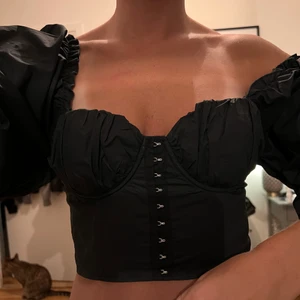 Offshoulder topp från Boohoo - Offshoulder topp med korsett från Boohoo. Oanvönd. Storlek S (men ganska liten i bysten så passar som XS också!) 