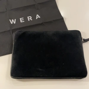 Datorfodral Wera i äkta skinn - Jättefint datorfodral från WERA, säljer den för att jag har fått en ny dator så fodralet är för stort. Köpt på Åhléns ett år sen för 600kr, fodralet är i väldigtbra skick och är gjort av äkta skinn och mocka, den stora stl. Skriv privat om ni undrar nåt 💗