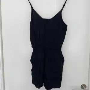 Svart playsuit från H&M, storlek XS. 