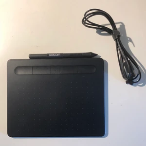 Wacom intuos S - bluetooth - En ritplatta som blivit använd ca 3-6 gånger så är i nyskick. Säljer då jag helt enkelt aldrig började gilla att rita digitalt och nu ligger den bara och samlar damm.  Jag kan mötas upp runt Jönköping annars så står köparen för frakten (: