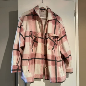 Flanell jacka - Flanell jacka i fint skick, passar allt från S till L beroende på hur man vill den ska sitta 