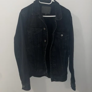 Svart denimjacka - En svart basic denimjacka köpt från Lager 157 för 2 år sedan och har använt den bara några gånger. Jätte bra skick som nya💕💕