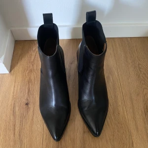 Skinnstövlar Other Stories  - Skinnstövlar från & Other Stories i strl 37. Skorna är i väldigt bra skick 