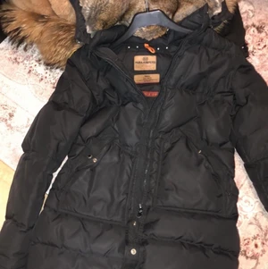 Parajumper (longbear) - Parajumpers jacka i storlek s. Fin och fräsch jacka. Djur och rökfritt hem Skriv för mer bilder  Pris går att diskutera