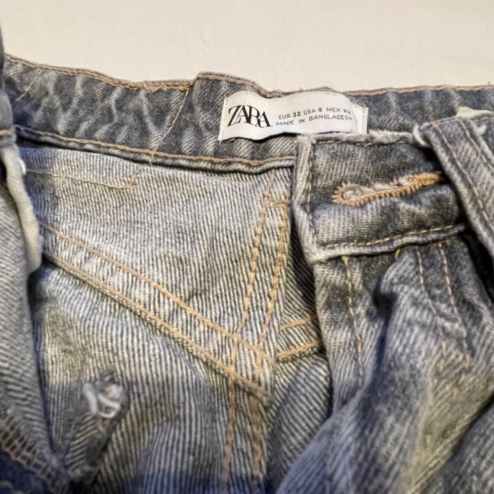 Jättefina jeans från Zara som är helt oanvända. De är ej använda pga att jag köpte de i en av  Zaras butiker utan att testa de och de var försmå, men lämnade aldrig tillbaka de. . Jeans & Byxor.