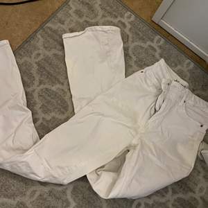 Fina vita utsvängda jeans från bikbok ancända 2 gånger ungefär så nästan helt nya