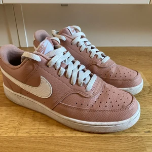 Skor - Säljer ett par rosa Nike i storlek 40. Är för stora för mig, så knappt använda.