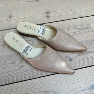 Ljusrosa finskor - Ett par ljusrosa finskor med spets längst fram. Råkade få en solkatt in i bilden haha. Den vänstra skons spets och både skornas bakre delar är lite slitna. Köptes second hand men ändå i bra skick enligt mig!💗💗