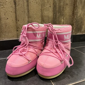 Låga rosa moon boots 35-38 💕 - Så fina moon boots som knappt är använda. Säljer för att jag ska köpa ett par andra vinterskor till iår. Använda ca 5 gånger. Superbra skick. Frakt tillkommer, kan annars även mötas upp. Kan skicka fler bilder! 💓 storlek 35-38