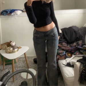 Lågmidjade jeans  - Säljer mina jättesnygga lågmidjade jeans från Zalando, köpta för några månader sedan. ❤️❤️ köp direkt 500kr och jag bjuder på frakten 😋😊