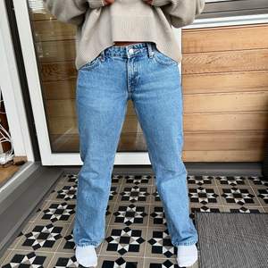 Hej! Säljer dessa supersnygga jeansen från Weekday. Modellen är ”Arrow Low waist straight” och är i superbra skick, köptes för 500kr. Storlek 27/30, men skulle säga att det också passar 26/30 och 28/30. Köpte nydligen men kommer aldrig till användning!🫶🏼🥰