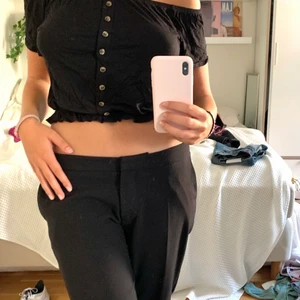 Snygg topp - Svart topp som passar till allt, går att ha både off shoulder och som t-shirt. Resår uppe och nere så passar de flesta storlekar 💗💗
