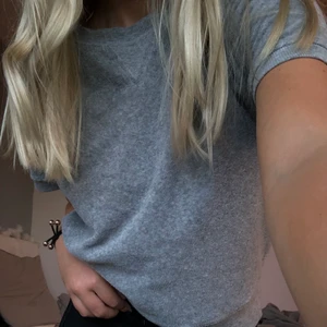 Frotté tröja - Grå frotté t shirt från & Other stories  Superskönt och väldigt fin, passar till det mesta