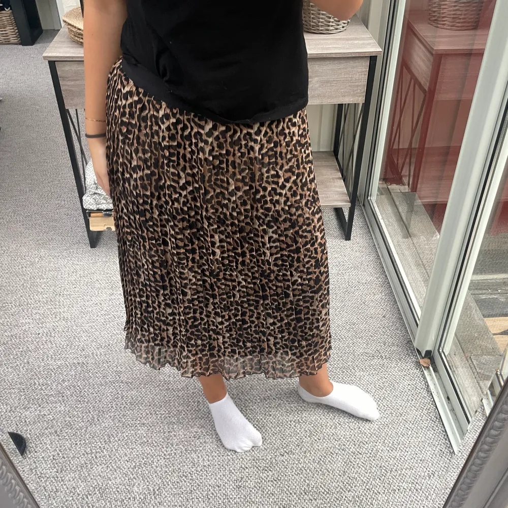 En super fin väckad leopard kjol som är i längd till nästan anklarna. Har en underkjol så den inte blir genomskinlig, den har även ett resår i midjan som gör att den sitter bra💓. Kjolar.