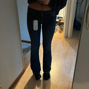 Säljer dessa helt nya bootcut jeans med prislappen kvar från zara. Dom är slut i alla storlekar på hemsidan🫶🏼💕 nypris 399💕💕 budgivning om flera är intresserade🫶🏼