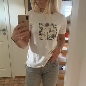 T-shirt na-kd - Säljer denna fina t-shirt från na-kd i storlek xs, har vanligtvis S i toppar men denna passar fint. Knappt använd. 50kr + frakt. Fraktpriset i annonsen stämmer ej💗
