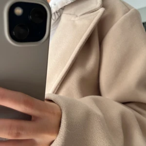 Kappa Strl 34, stor i storleken  - Nu säljer jag min jättefina kappa i färgen beige. Använd endast en gång. Stor i storleken, XS/S. Höst och vinter kappa. 