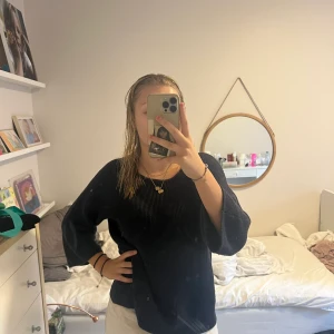 Marinblå tröja - En marinblå stickad tröja. Den är lite kortare i ärmarna och de är lite utsvängda som en snygg detalj. Inga defekter. Den passar även folk som är M/L