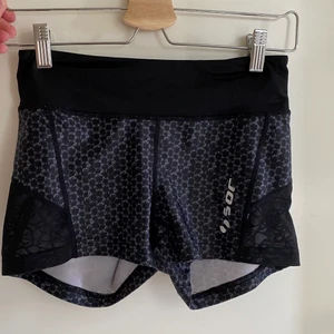 Tränings shorts - Dessa tränings shorts är från SOC. Är använda och SOC märket på framsidan är lite utslitet. Har en ficka på baksidan med dragkedja där man kan exempelvis lägga mobilen i. Storleken är 34🤎