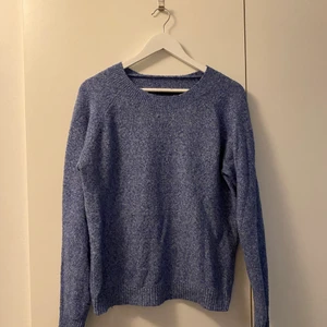 Stickad tröja från Vero Moda  - Blå melerad stickad tröja från Vero Moda, storlek m 