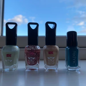 Nagellack - 4 olika nagellack säljes tillsammans för 70kr. Om ni vill köpa nått enskild får vi diskutera pris! Helt oanvända. Varje nagellack är köpt för ungefär 50kr.