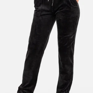 Juicy byxor - Intressekoll på mina svarta juicy couture byxor i storlek xs. Jättesköna och använda sparsamt☺️köpta för 1000kr så säljer minst för 650 kr ungefär. Pris kan diskuteras privat! Skriv för intresse och fler bilder😍