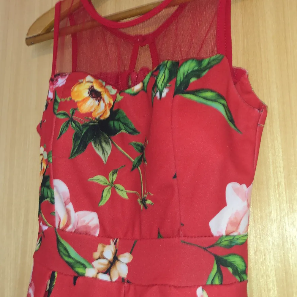 Röd klänning med blommor köpt på mallorca för flera år sedan. Dock aldrig använd. . Klänningar.