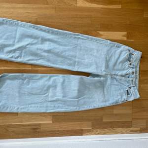 Wide leg jeans från junkyard i storlek 25