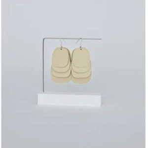 Örhängen Pow Studios - Örhängen från Pow Studios i färgen Sandy Beige.