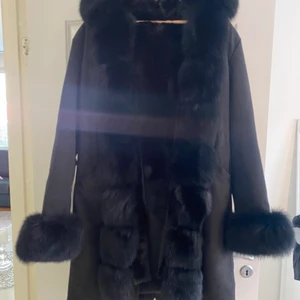 Jacka - Äkta pälsjacka från Garoff aldrig använd säljer jackan för har ångrat köp det är  inget fel på jackan köpt för 6000kr   säljer för 3000kr skickar fler bilder vid intresse den är i storlek xxl men den är liten i storleken så den blir M/L
