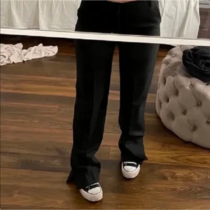 zara byxor - Kostymbyxor från zara med slits, storlek S, aldrig använda med lapp kvar, nypris 399