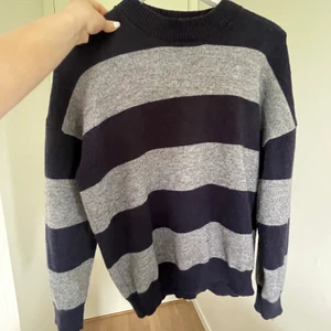 Stickad tröja - Jättefin stickad tröja som tyvärr inte kommer till användning, köparen står för frakten på 79kr, buda endast om du tänker köpa 