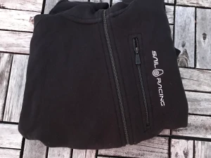 Sail racing hoodie - Säljer min sail racing tröja i storlek 170 men passar mig med S/XS. Använd fåtal gånger 
