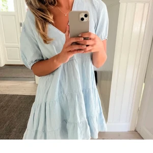 Zara klänning - Jättegullig klänning från zara, storlek M men skulle säga att den sitter som S🤍