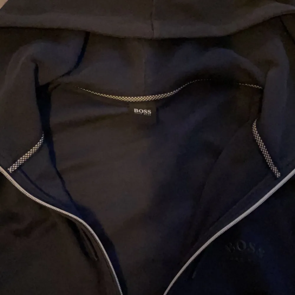En mörkblå hugoboss tröja, haft i typ 2 månader knappt använd, inga hål elr skador, bra skick, ny pris 1700.. Tröjor & Koftor.