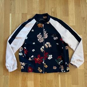 Zara bomberjacka, strl M - Snygg bomberjacka i storlek M. Lite tjockare tröja då den är i dubbelt tyg.  Frakt betalas av köparen. 