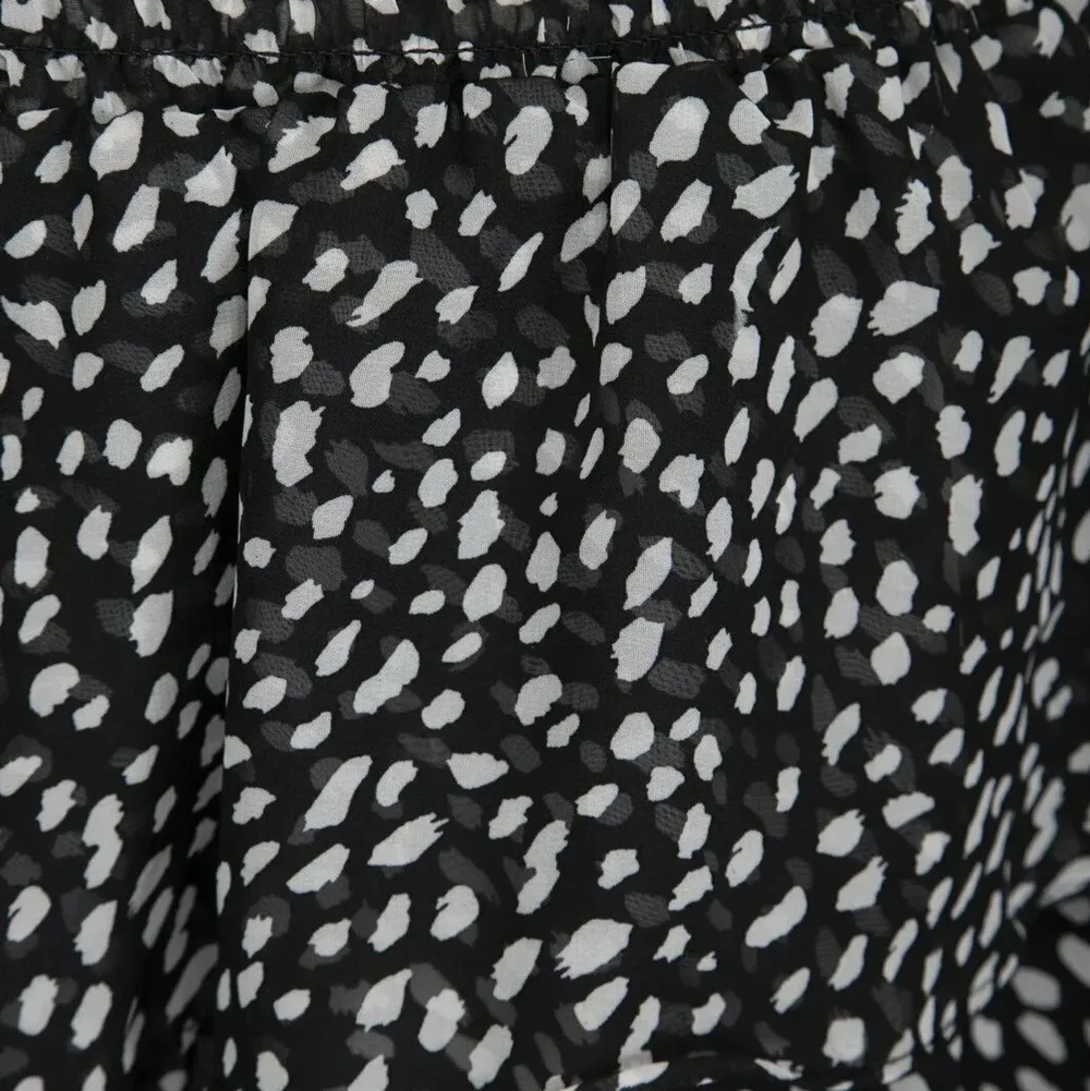 En jättefin volang kjol :) från Chelsea helt oanvänd säljer pågrund av fel storlek. Nypris 449 kr!. Kjolar.