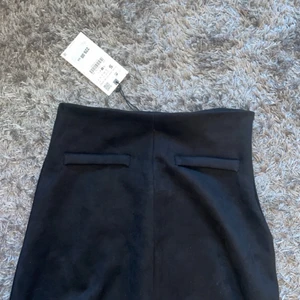 Minikjol - Säljer denhär oanvända minikjolen med låtsas fickor från zara! Har tyvärr inte kunnat använda den då den tyvärr är för stor.  Storlek S Pris: 120+frakt