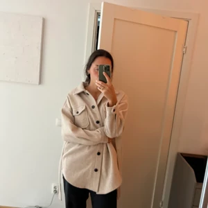 Jackor - Nly kappa: st 32 (oversize jacka)  150 kr Adidas jacka (blå, st M) 50 kr Väst 100 kr St M