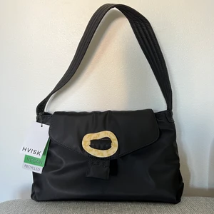 HVISK Billow Nylon Recycled - Väska från HVISK som är helt oanvänd. Mått: H22, L39, D15. Öppen för bud