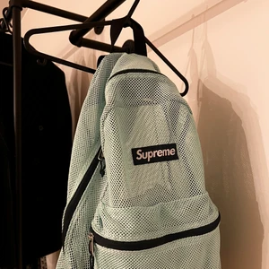 SUPREME ryggsäck i mesh - Säljer nu min underbara ryggsäck från SUPREME i turkos färg. Väskan är i fint begagnat skick, två små fläckar fram till som knappt syns (därav priset).