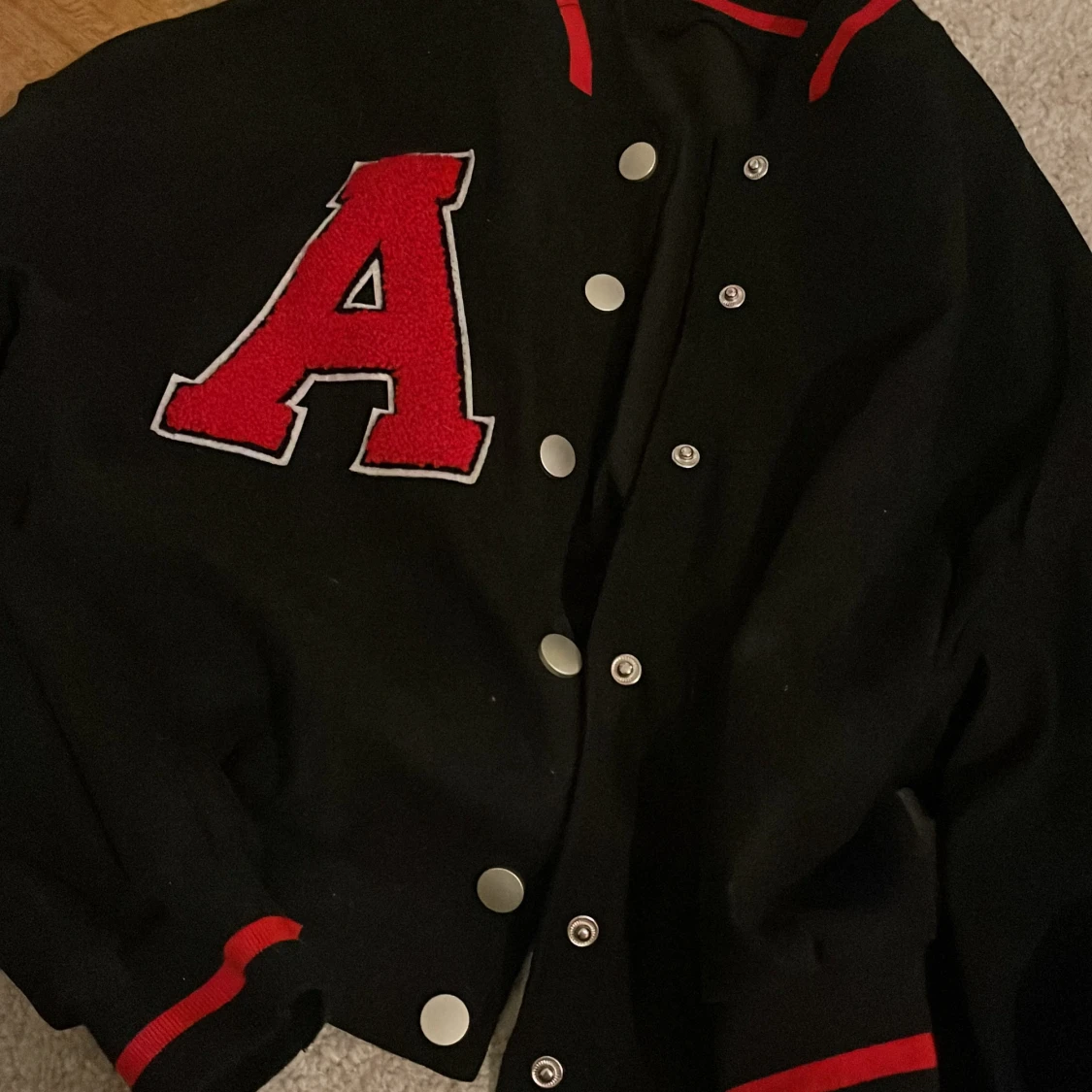 Collegetröja med ett A - 90