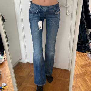 Säljer lågmidjade jeans från Diesel för jag har för många. Skicket är superbra, köpta från Tradera men aldrig använda av mig. Jag är 177cm som referens och längden är perfekt.  